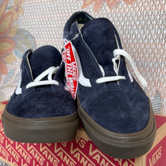 Vans Men’s Old Skool
Hairy Suede Dark Navy
VN0005UADNV
Sneakers - Picture 8 of 16